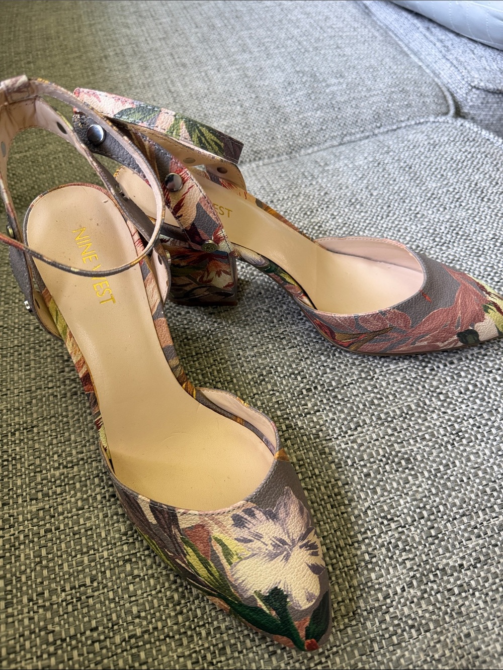Nine West Sinclairo Floral Pointed Toe Ankle Strap Block Heel Pump Like New  7.5